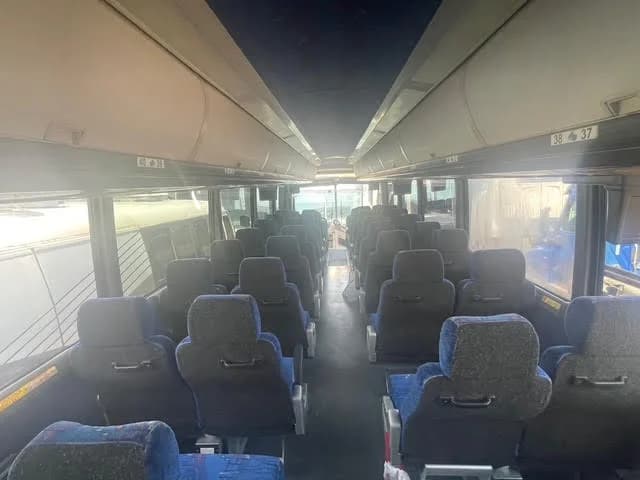 2003 MCI E4500 - Image 13