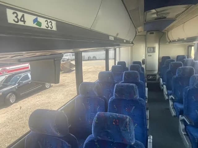 2003 MCI E4500 - Image 14