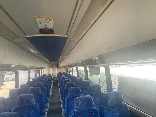 2003 MCI E4500 - Image 17