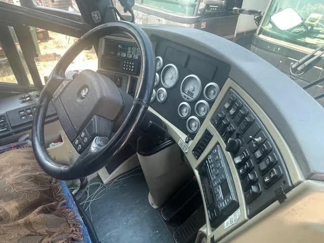 2003 MCI E4500 - Image 20