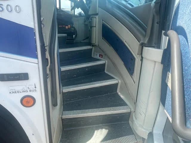 2003 MCI E4500 - Image 21