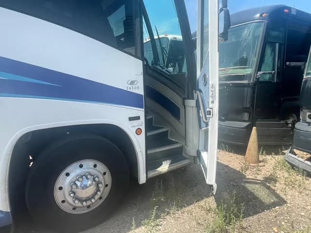 2003 MCI E4500 - Image 23