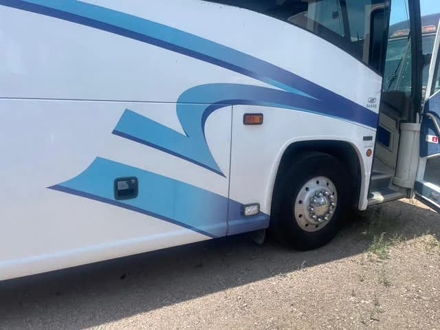 2003 MCI E4500 - Image 24