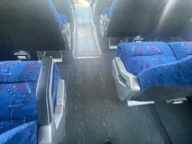 2003 MCI E4500 - Image 7