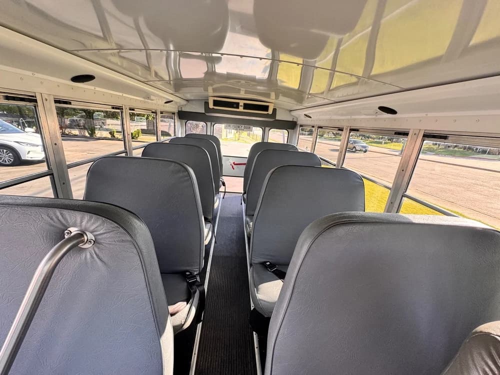 2005 Chevrolet Express 3500 - Image 2