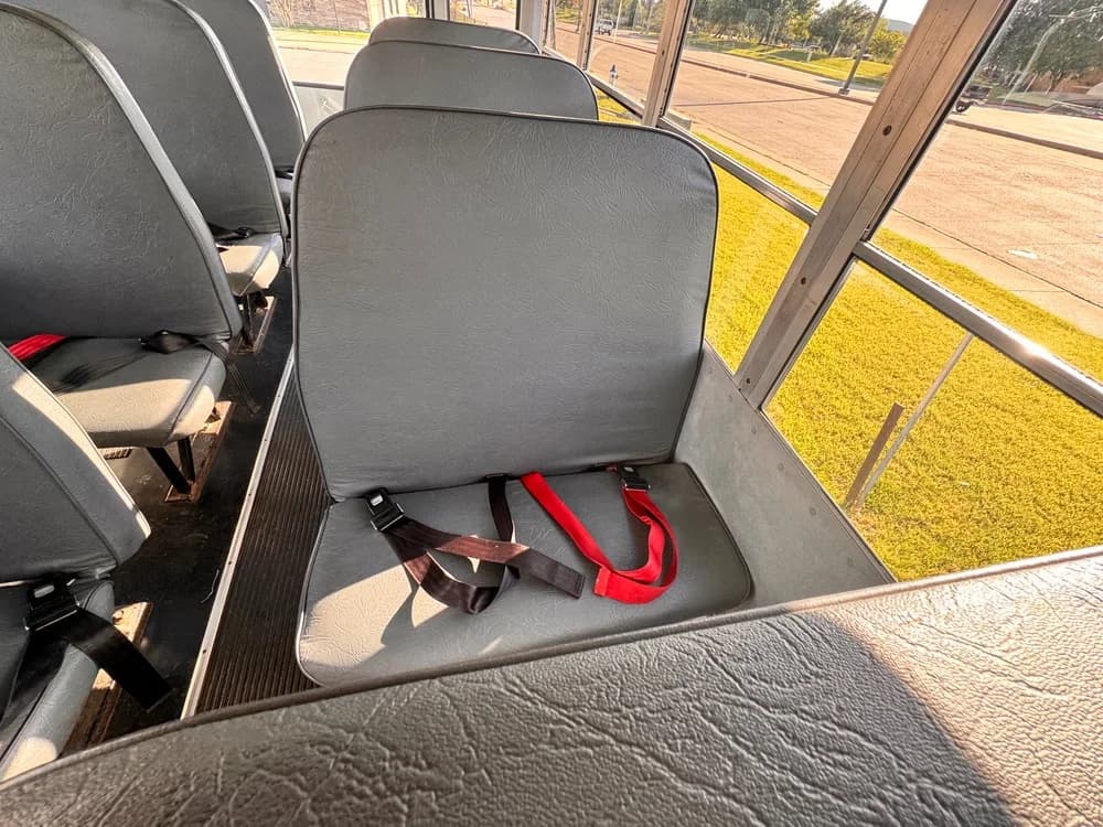 2005 Chevrolet Express 3500 - Image 11