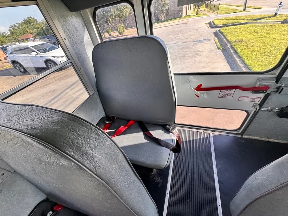 2005 Chevrolet Express 3500 - Image 19