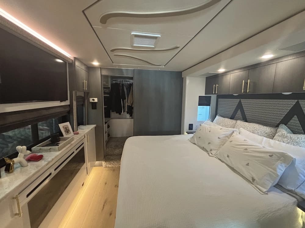 2023 Prevost Nashville Coach X3 Motorcoach Conversion - Image 21