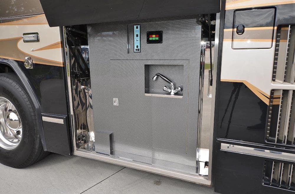 2009 Prevost H3-45 Liberty Elegant Lady Motorcoach - Image 13