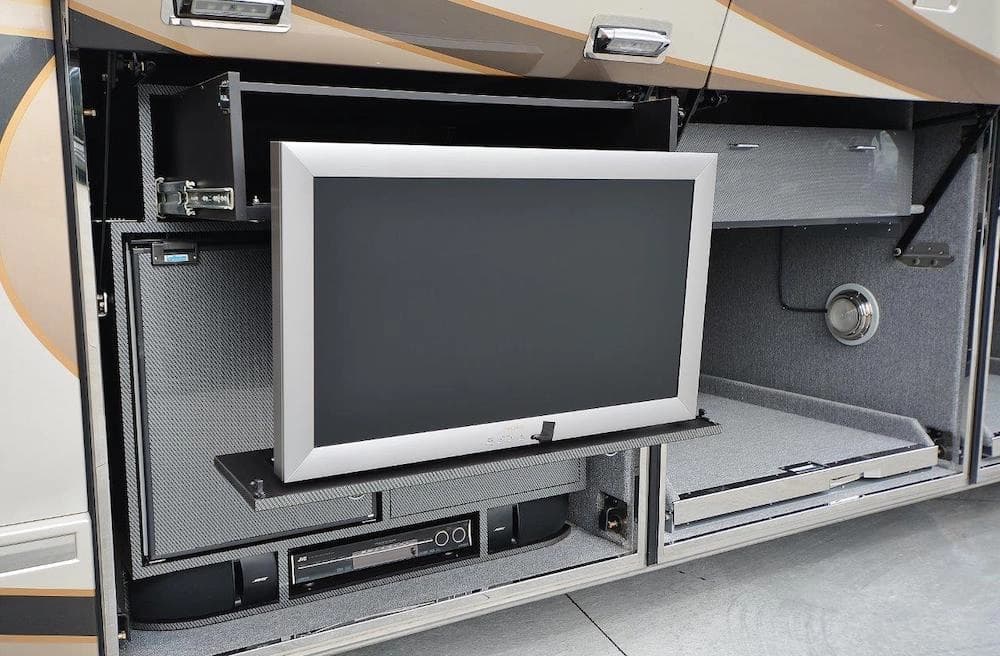2009 Prevost H3-45 Liberty Elegant Lady Motorcoach - Image 14