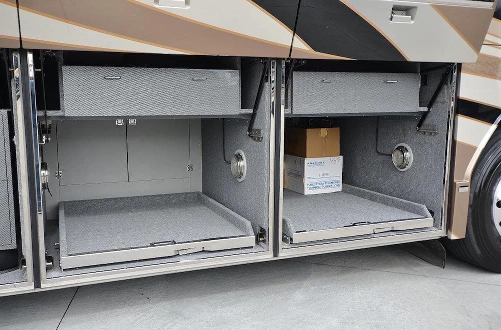 2009 Prevost H3-45 Liberty Elegant Lady Motorcoach - Image 15