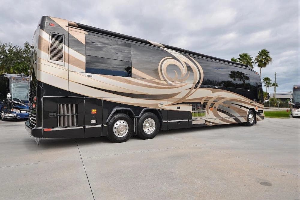 2009 Prevost H3-45 Liberty Elegant Lady Motorcoach - Image 3