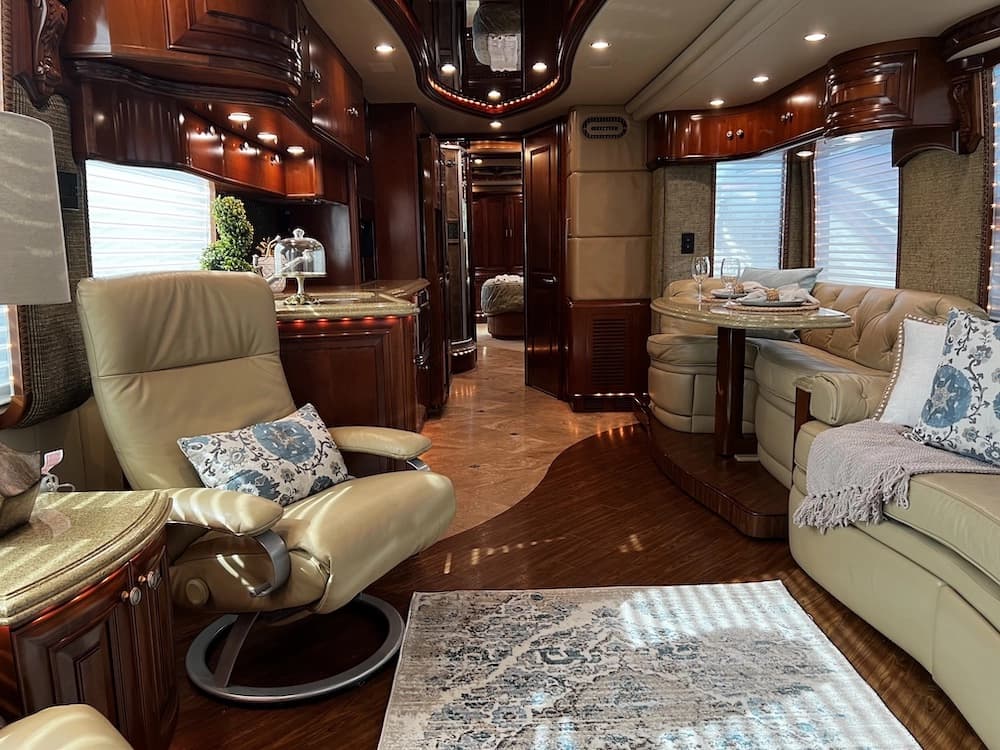 2009 Prevost H3-45 Liberty Elegant Lady Motorcoach - Image 23