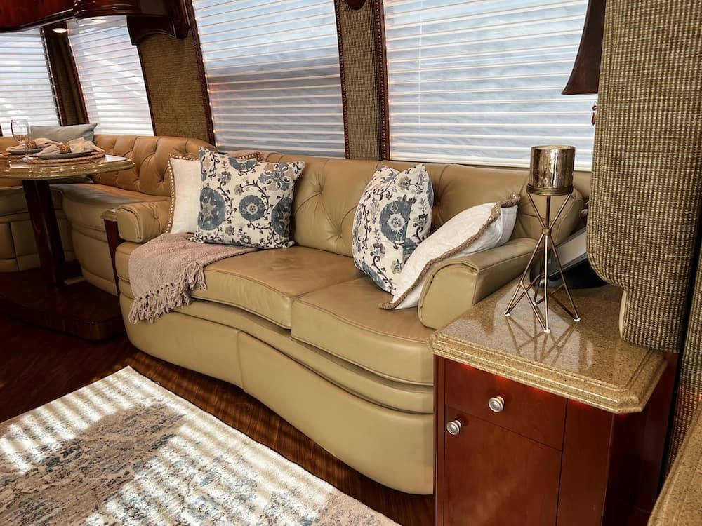 2009 Prevost H3-45 Liberty Elegant Lady Motorcoach - Image 24