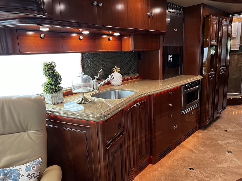 2009 Prevost H3-45 Liberty Elegant Lady Motorcoach - Image 25