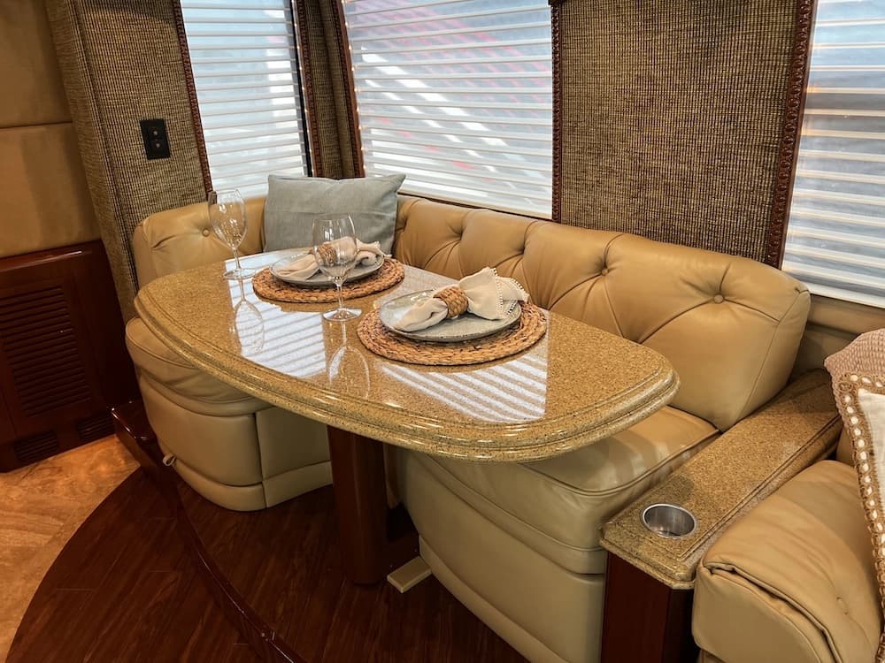 2009 Prevost H3-45 Liberty Elegant Lady Motorcoach - Image 26