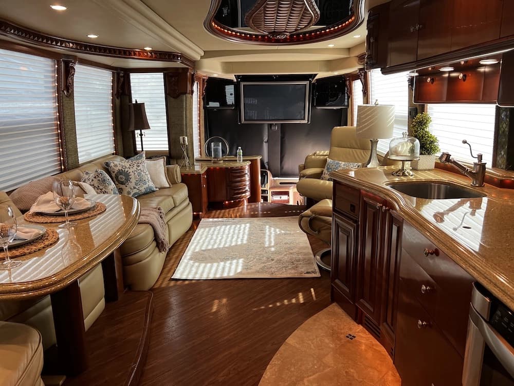 2009 Prevost H3-45 Liberty Elegant Lady Motorcoach - Image 27