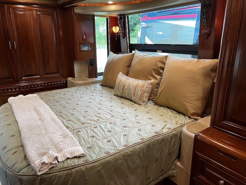 2009 Prevost H3-45 Liberty Elegant Lady Motorcoach - Image 28