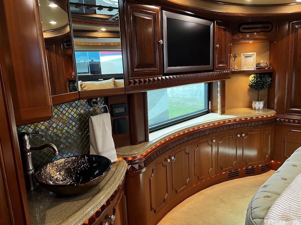 2009 Prevost H3-45 Liberty Elegant Lady Motorcoach - Image 29