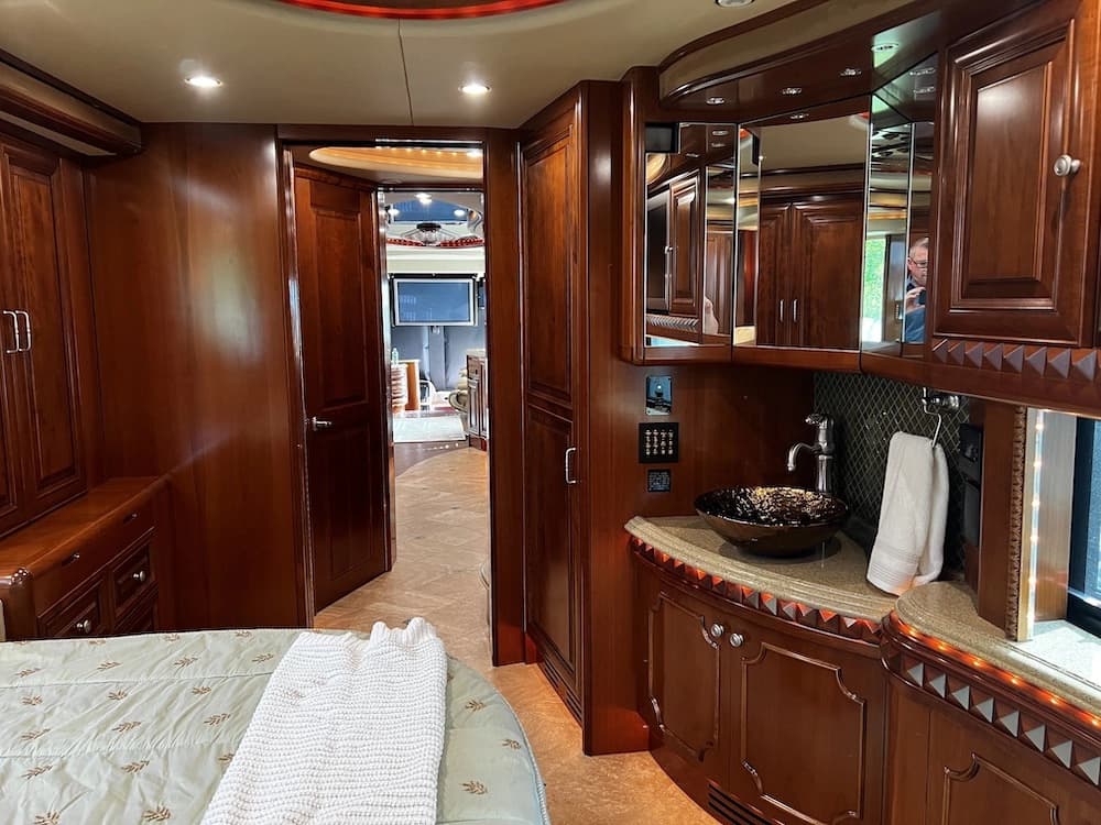 2009 Prevost H3-45 Liberty Elegant Lady Motorcoach - Image 30