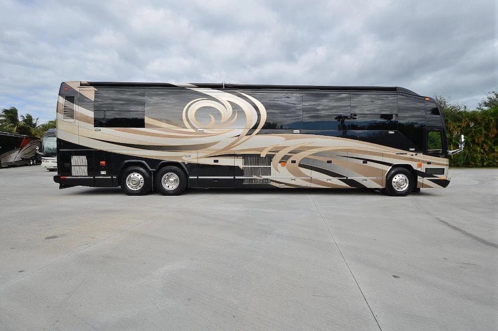 2009 Prevost H3-45 Liberty Elegant Lady Motorcoach - Image 4