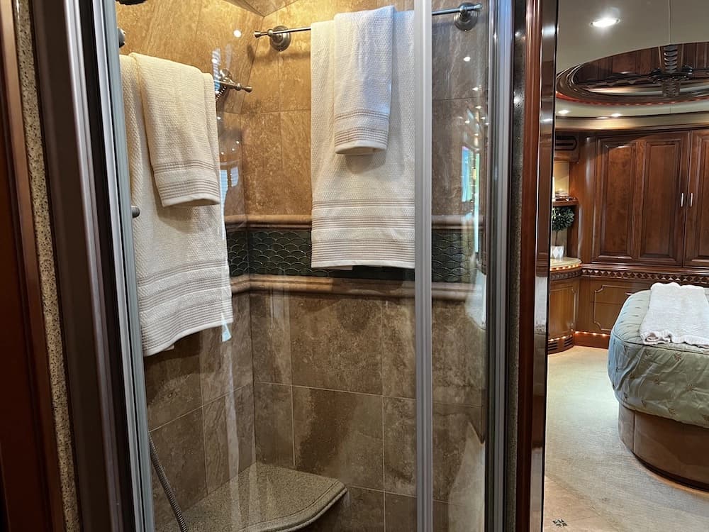 2009 Prevost H3-45 Liberty Elegant Lady Motorcoach - Image 31