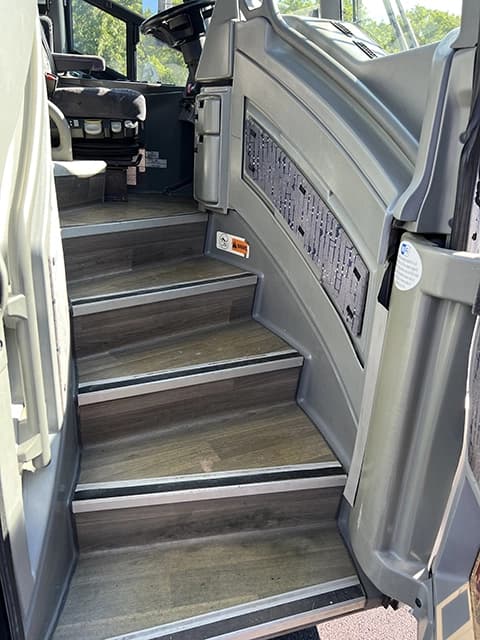 2016 MCI J4500 Coach Bus - Image 11