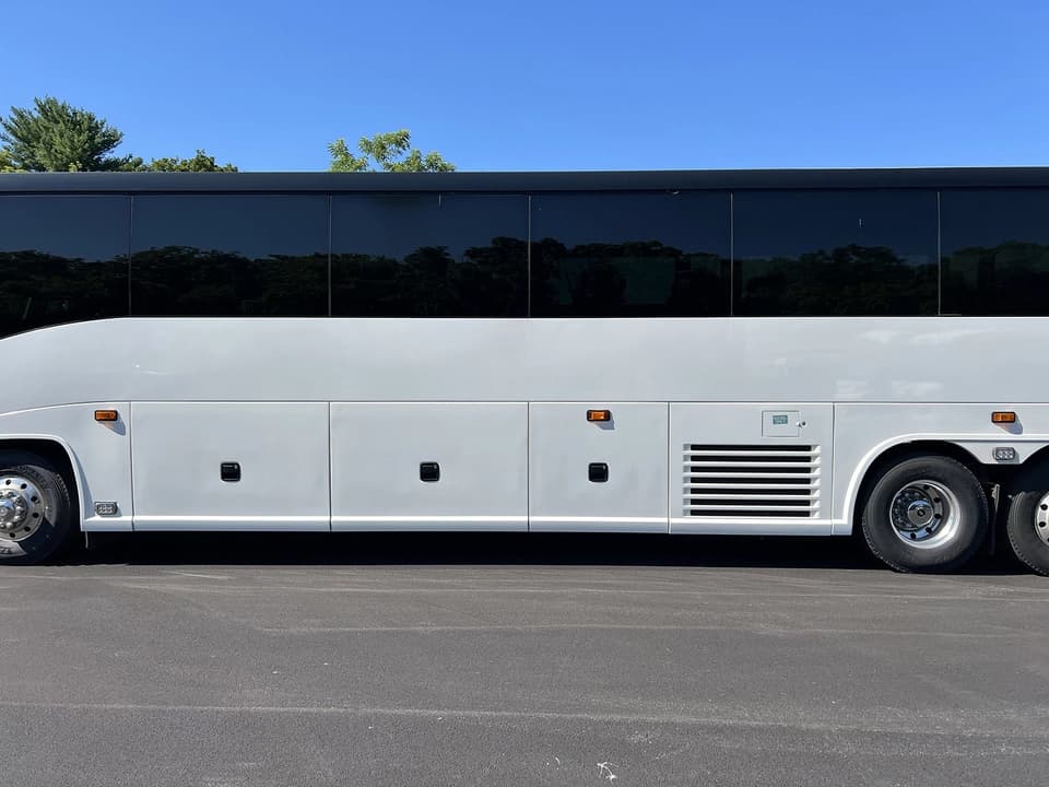 2016 MCI J4500 Coach Bus - Image 13