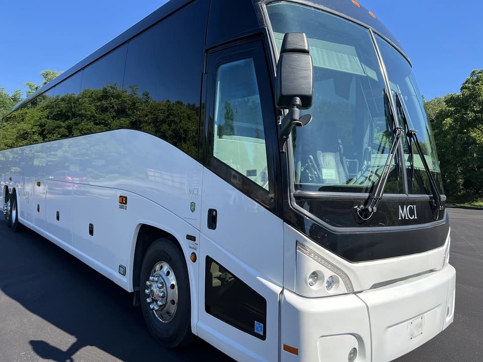 2016 MCI J4500 Coach Bus - Image 7