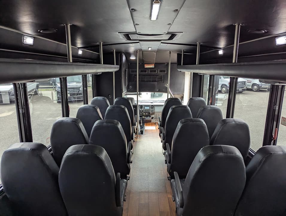 2016 Ford Starcraft F550 Executive Shuttle - Image 3