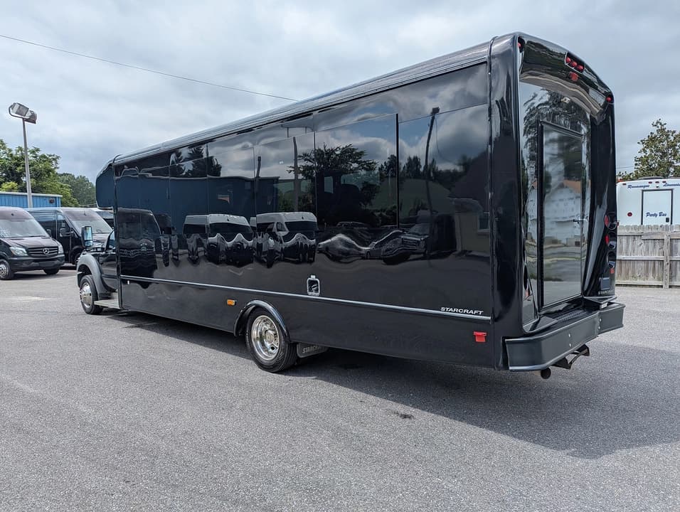 2016 Ford Starcraft F550 Executive Shuttle - Image 10