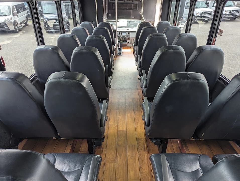 2016 Ford Starcraft F550 Executive Shuttle - Image 11