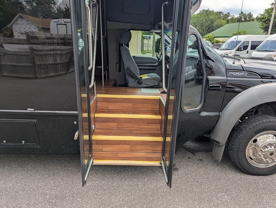 2016 Ford Starcraft F550 Executive Shuttle - Image 5