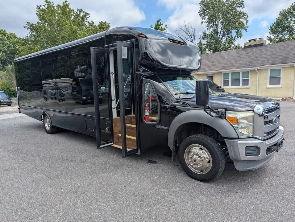 2016 Ford Starcraft F550 Executive Shuttle - Image 6