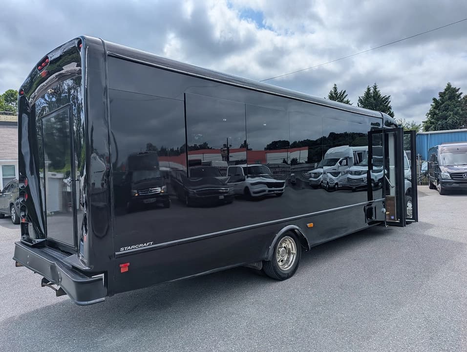 2016 Ford Starcraft F550 Executive Shuttle - Image 8