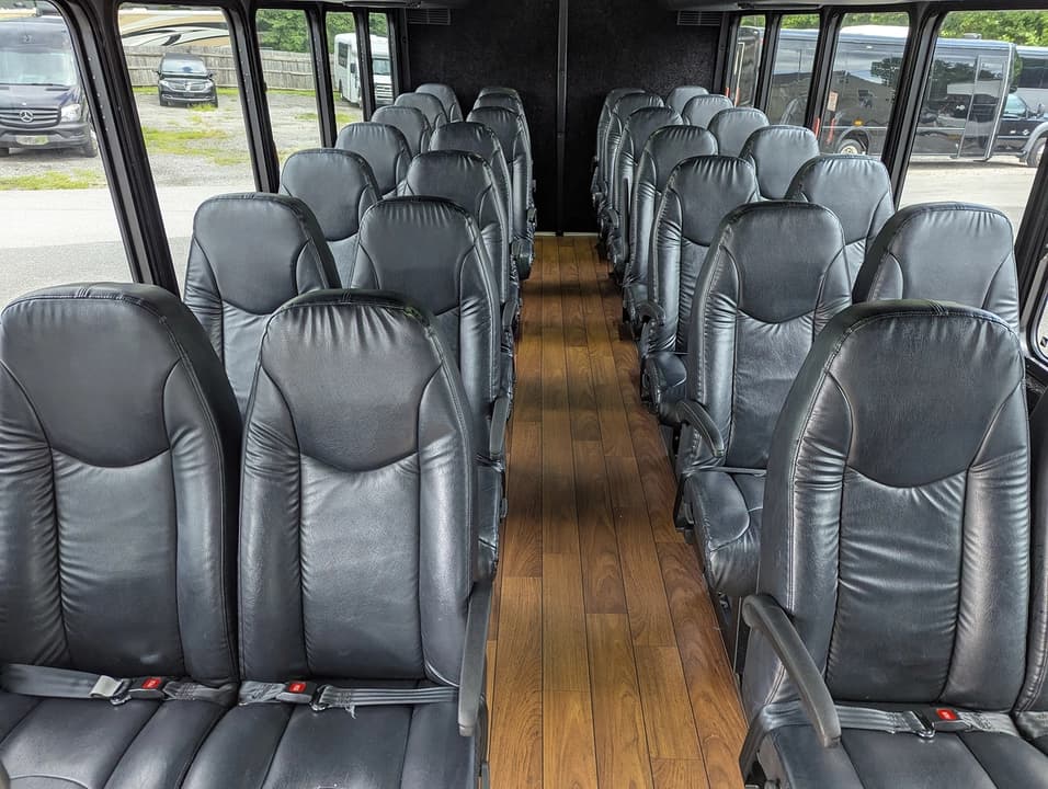 2016 Ford Starcraft F550 Executive Shuttle - Image 9