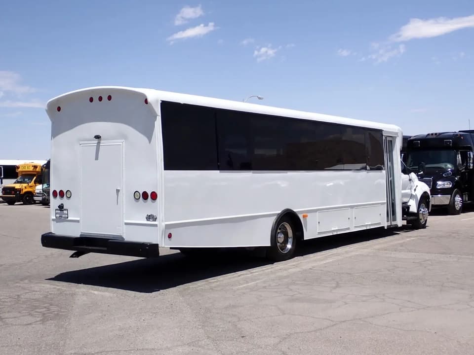 2015 Ford Champion Defender Shuttle Bus - Image 7