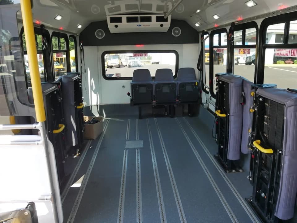 2014 Ford E450 ElDorado Aerotech Shuttle Bus - Image 7