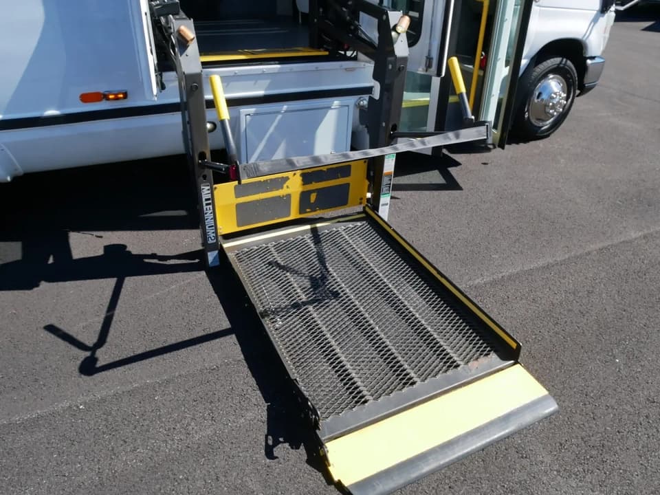 2014 Ford E450 ElDorado Aerotech Shuttle Bus - Image 10