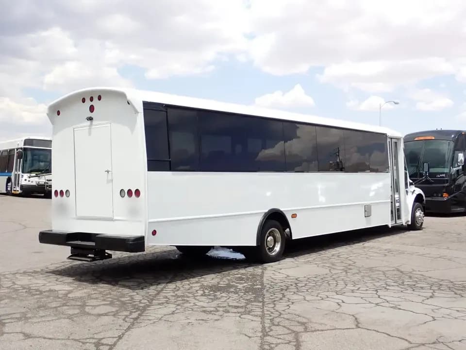 2015 Freightliner Champion Defender Shuttle Bus - Image 7