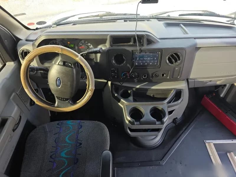 2015 Ford E-450 Shuttle Bus - Image 5