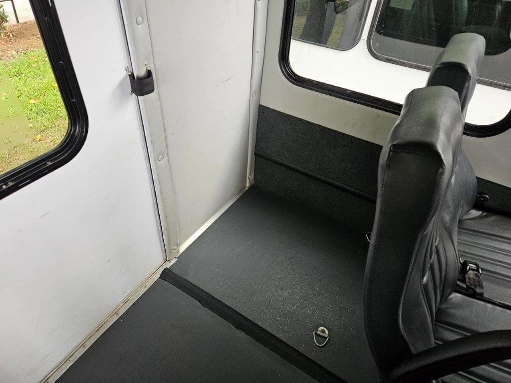2022 Ford E350 Starcraft Allstar Non-CDL Shuttle Bus - Image 7