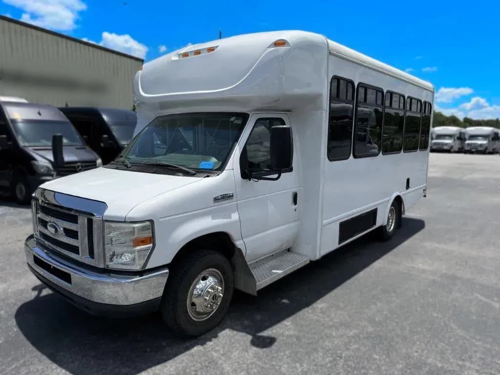 2016 Ford E350 Starcraft Allstar Shuttle - Image 2