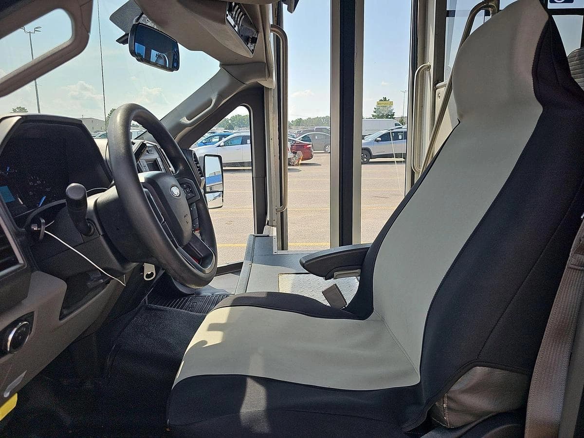 2019 Ford F-550 Startrans ADA Shuttle Bus - Image 6