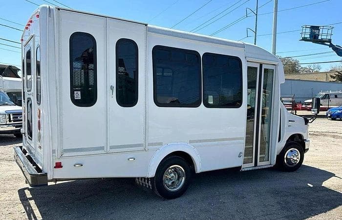 2013 Ford E-350 Non CDL ADA Shuttle Bus - Image 14