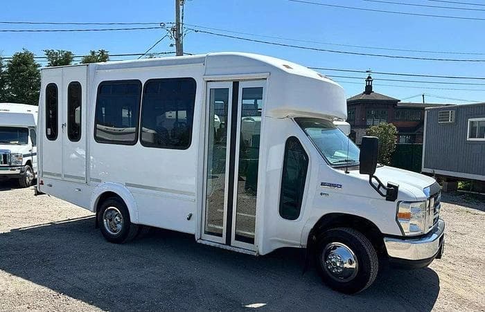 2013 Ford E-350 Non CDL ADA Shuttle Bus - Image 17