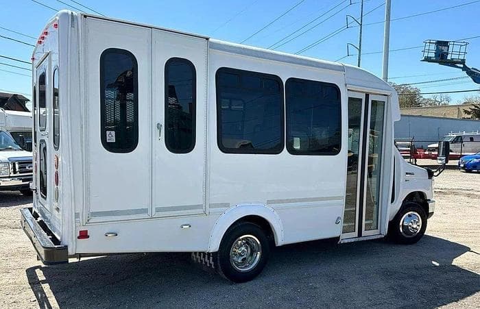 2013 Ford E-350 Non CDL ADA Shuttle Bus - Image 35