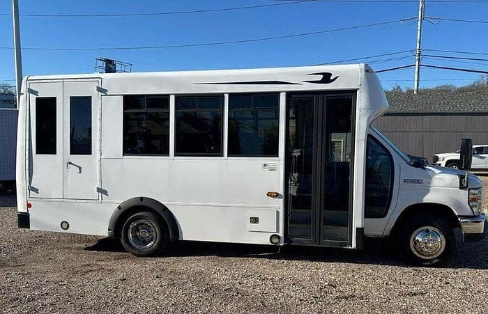 2016 Ford E450 Non-CDL ADA Shuttle Bus - Image 25