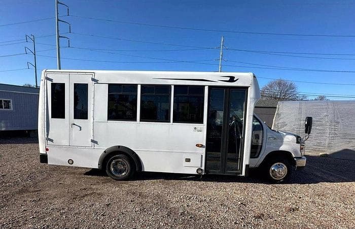 2016 Ford E450 Non-CDL ADA Shuttle Bus - Image 31