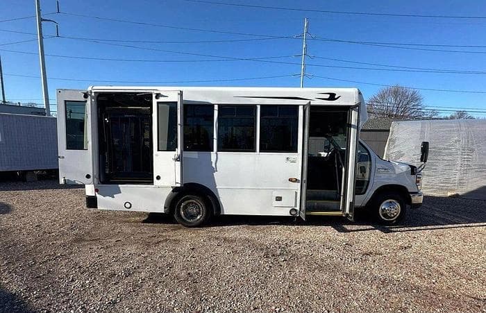 2016 Ford E450 Non-CDL ADA Shuttle Bus - Image 10
